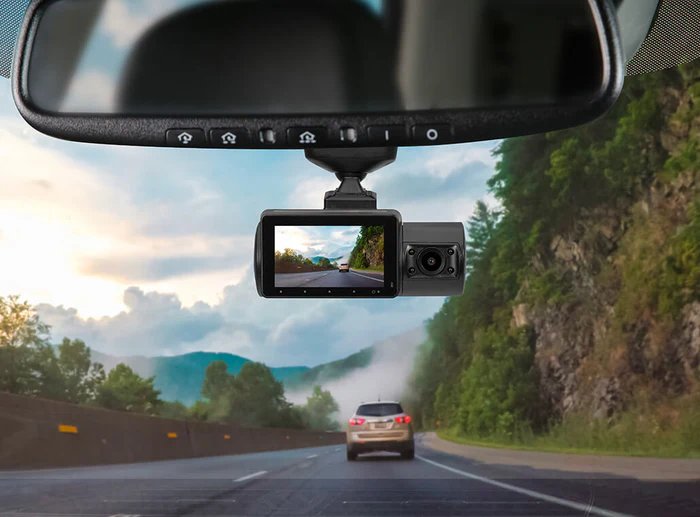 Dashcam instalada en auto con GPS mostrando historial de viajes para Uber Cabify DiDi